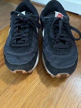 Nike Black and White Women's Daybreak